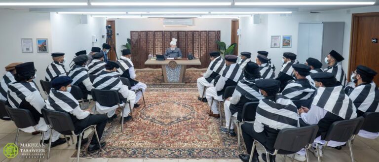 Audiencia con el Jalifa Khuddam de EE.UU Reciben Orientacion Espiritual y Practica Islamabad, Tilford, 20 de septiembre de 2025: Una delegación de 22 khuddam de la Región Este del Majlis Khuddam-ul-Ahmadía de EE. UU. tuvo el honor de tener una audiencia (mulaqat) con Hazrat Mirza Masrur Ahmad, Jalifatul Masih V(aba). La reunión comenzó con la llegada de Huzoor, quien saludó a los khuddam con el salam. Huzoor preguntó al emir-e-qafilah (líder de la delegación) sobre su alojamiento. A continuación, cada khadim se presentó, mencionando su familia, sus actividades académicas o profesionales y sus servicios a la Yamat. Durante las presentaciones, un joven declaró ser miembro del programa Waqf-e-Nau y también hafiz del Sagrado Corán. Huzoor le preguntó si había memorizado todo el Corán, a lo que respondió afirmativamente. Huzoor luego preguntó si aún lo estaba repasando (dour) o si había empezado a olvidarlo. El khadim respondió que estaba en proceso de repaso. Huzoor le sugirió que dirigiera las oraciones de Tarawih durante el Ramadán, ya que sería una excelente manera de reforzar su memorización. Tras las presentaciones, los khuddam tuvieron la oportunidad de hacer preguntas. Abordando los problemas de salud mental Un khadim buscó orientación sobre el papel que debería desempeñar la Yamat en el abordaje de los problemas de salud mental entre los jóvenes. Huzoor señaló que, si bien existen estos casos, son relativamente pocos. La principal recomendación, afirmó Huzoor, es que las personas que enfrentan estos desafíos consulten con un profesional, como un psicólogo, para determinar la causa de su condición. Huzoor explicó que, en ocasiones, problemas como el acoso escolar (bullying) pueden provocar depresión, la cual, si se agrava, puede convertirse en un problema de salud mental más grave. Por lo tanto, es necesario un tratamiento médico adecuado. Huzoor recomendó que los padres tienen la responsabilidad particular de investigar e identificar la causa raíz del problema para que pueda abordarse eficazmente. Orientación para el Ijtema en Baagh-e-Ahmad Un khadim de la Región Este mencionó que el Ijtema Nacional de 2025 de MKA USA se celebraría pronto en Baagh-e-Ahmad por primera vez y solicitó orientación para este evento. Huzoor preguntó sobre el tamaño de la propiedad y qué parte estaba destinada al uso y qué parte era tierra de cultivo. Huzoor aconsejó a los khuddam que aprendieran de ejemplos prácticos de otros eventos a gran escala organizados por la Yamat en propiedades similares. Huzoor sugirió que observaran cómo Majlis Khuddam-ul-Ahmadía del Reino Unido organiza su propio Ijtema en tierras de cultivo y que algún día asistieran a la Yalsa Salana del Reino Unido en Hadeeqat-ul-Mahdi. Al observar estos eventos, señaló Huzoor, adquirirían una comprensión práctica de cómo aprovechar al máximo Baagh-e-Ahmad. Equilibrando los estudios y las obligaciones de la Yamat Un joven khadim de quince años preguntó cómo se puede equilibrar la educación con las responsabilidades en la Yamat. Huzoor le aconsejó que, siempre que Al-lah ofrezca una oportunidad de servir, se debe rezar para obtener la capacidad o tawfiq para cumplir con ese servicio. A su edad, Huzoor afirmó que su principal objetivo es la educación. Como desea ser médico, debe trabajar muy duro y concentrarse en completar su título. Puede prestar servicio a la Yamat en su tiempo libre, como los fines de semana o las vacaciones. Debe aprender a distribuir eficazmente su tiempo entre estas dos importantes obligaciones, pero su principal objetivo a esta edad debe ser completar sus estudios. Además, debe ser regular en sus cinco oraciones diarias y continuar adquiriendo conocimiento religioso. Huzoor añadió que, como Waqif-e-Nau, es su obligación y deber fundamental ofrecer las cinco oraciones diarias. Fortaleciendo la fuerza de voluntad Otro khadim preguntó cómo se puede fortalecer la fuerza de voluntad. Huzoor explicó que esto se puede lograr mediante dos medios principales. Primero, se debe rezar a Al-lah para que nos dé la fuerza necesaria para superar los pequeños problemas que enfrentamos en la vida. Segundo, se debe tener la firme resolución de tener temple y de que, si Al-lah quiere, se puede superar cualquier dificultad. Esto requiere fortaleza mental. Huzoor aconsejó cultivar una mentalidad decidida; siempre que se comience una tarea, se debe decidir no rendirse hasta completarla. Al combinar la oración con esta determinación, se puede superar cualquier problema y, por lo tanto, fortalecer la fuerza de voluntad. Sobre el mantenimiento de la barba y el bigote Se planteó una pregunta sobre el mantenimiento de bigotes largos que cubran los labios. Huzoor explicó que se narra en un hadiz que el Santo Profeta (sa) instruyó a sus seguidores a dejarse crecer la barba y recortarse el bigote. La barba debe crecer a una longitud razonable, no dejarla crecer descontroladamente. La sabiduría práctica detrás de recortar el bigote, señaló Huzoor, es que no debe ser tan largo que se sumerja en el vaso al beber o se ensucie con la comida al comer. Huzoor aconsejó que es mejor actuar según el mandato de Al-lah y Su Mensajero (sa). La sunnah es recortar el bigote y dejar crecer la barba.